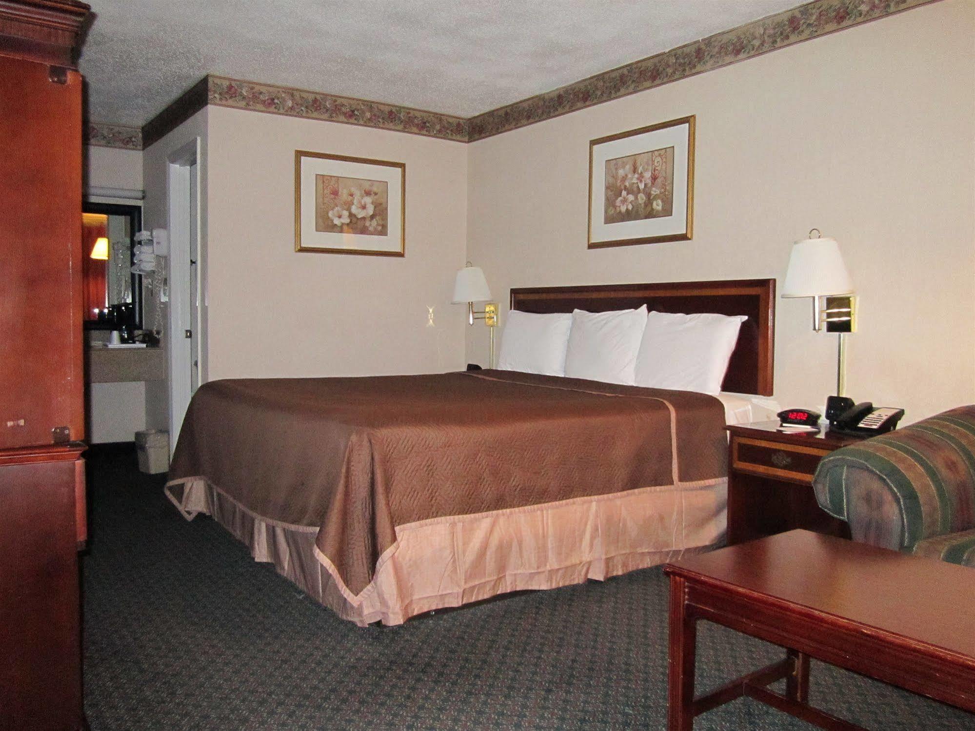 Americas Best Value Inn - Fredericksburg North Exterior photo