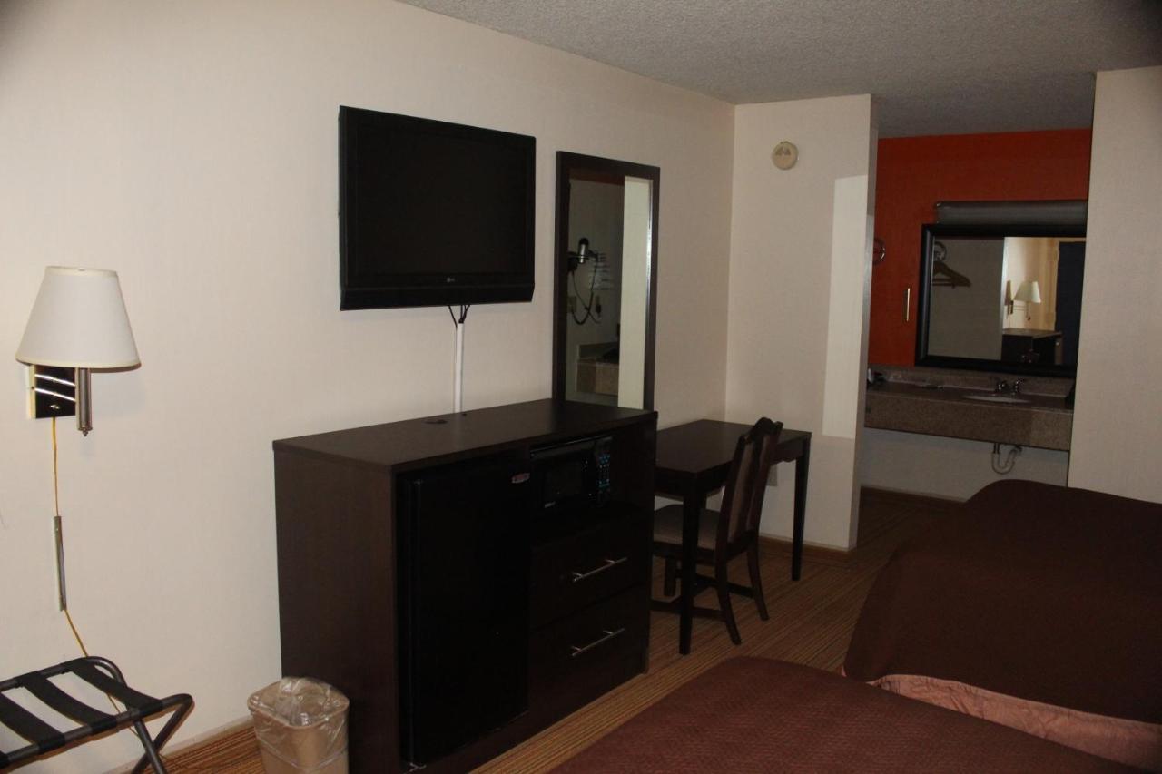 Americas Best Value Inn - Fredericksburg North Exterior photo